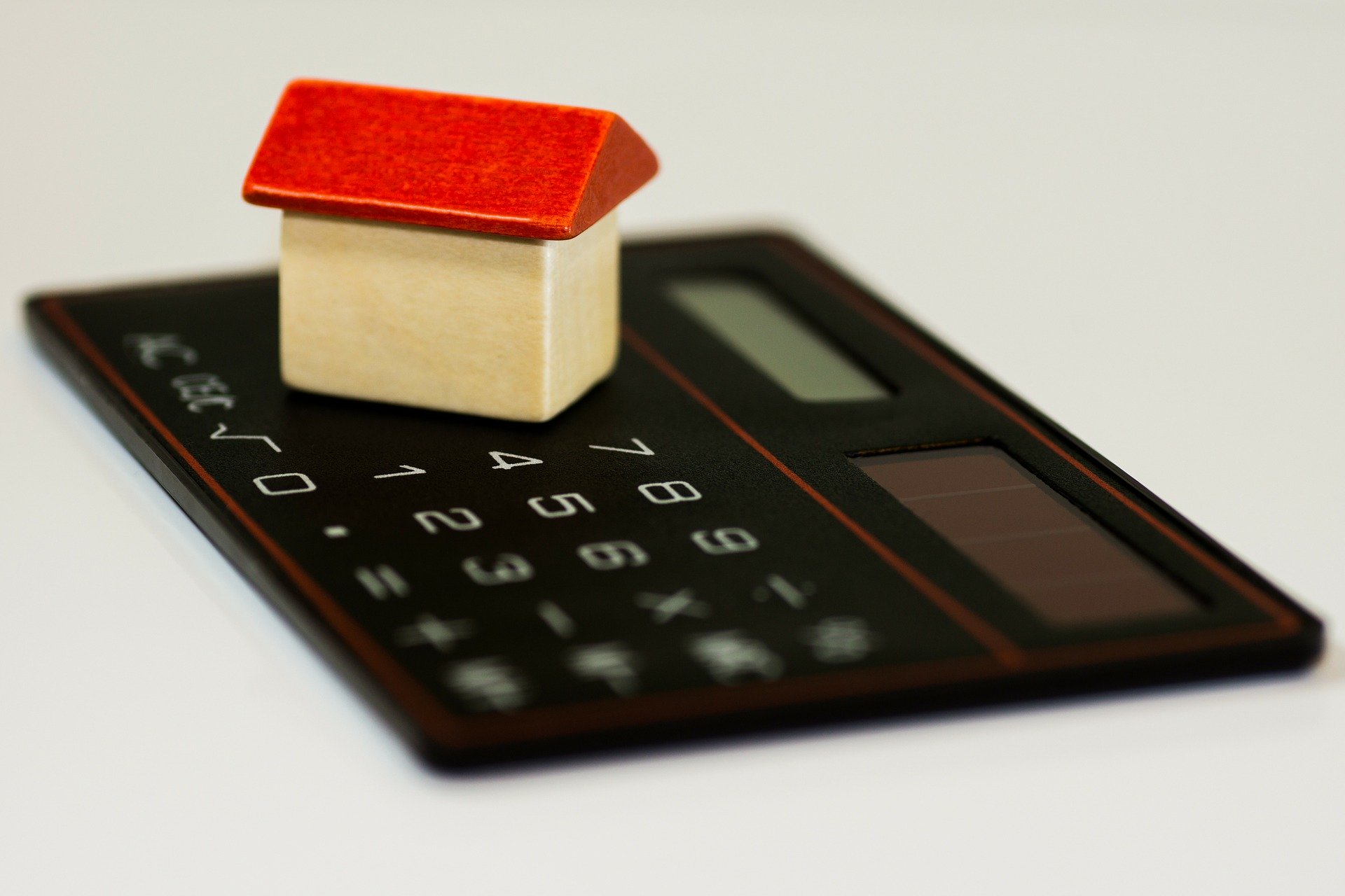 Como é calculada a multa por atraso na entrega da obra